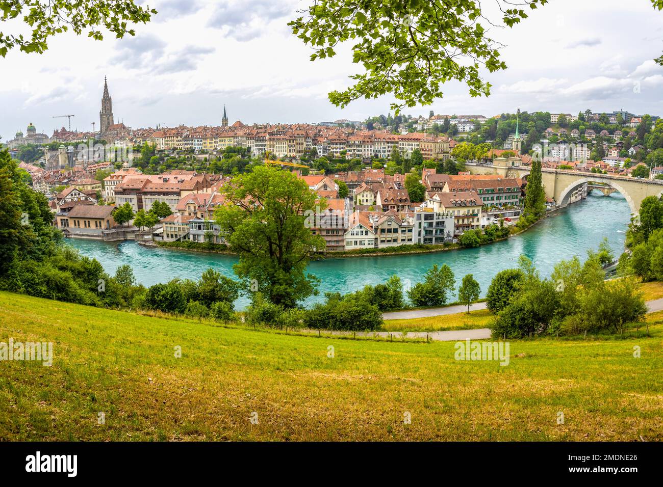 BERNE, SUISSE, 22 JUIN 2022 - magnifique vue sur la ville de Berne sur le fleuve Aare, Suisse Banque D'Images