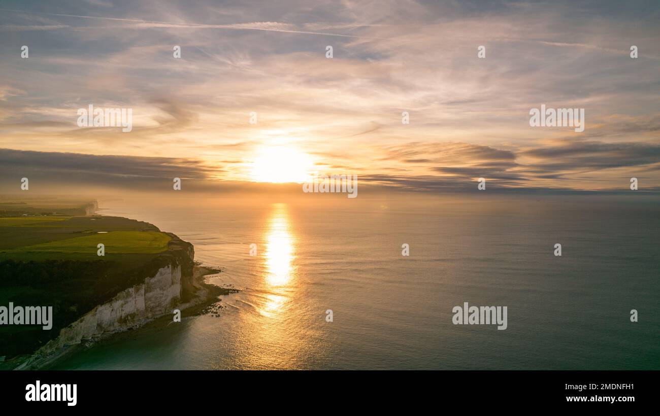 Cette image capture la vue nocturne à couper le souffle de la Manche et de la côte escarpée des Petites Dalles vers la Plage des grandes Dalles Banque D'Images