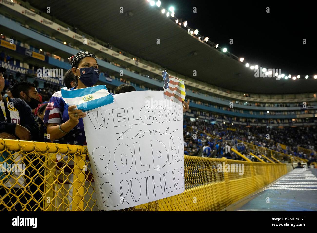 A fan holds up a sign before a qualifying soccer match between El Salvador and United States for the FIFA World Cup Qatar 2022 at Cuscatlan stadium in San Salvador, El Salvador, Thursday, Sept. 2, 2021. (AP Photo/Moises Castillo) Banque D'Images