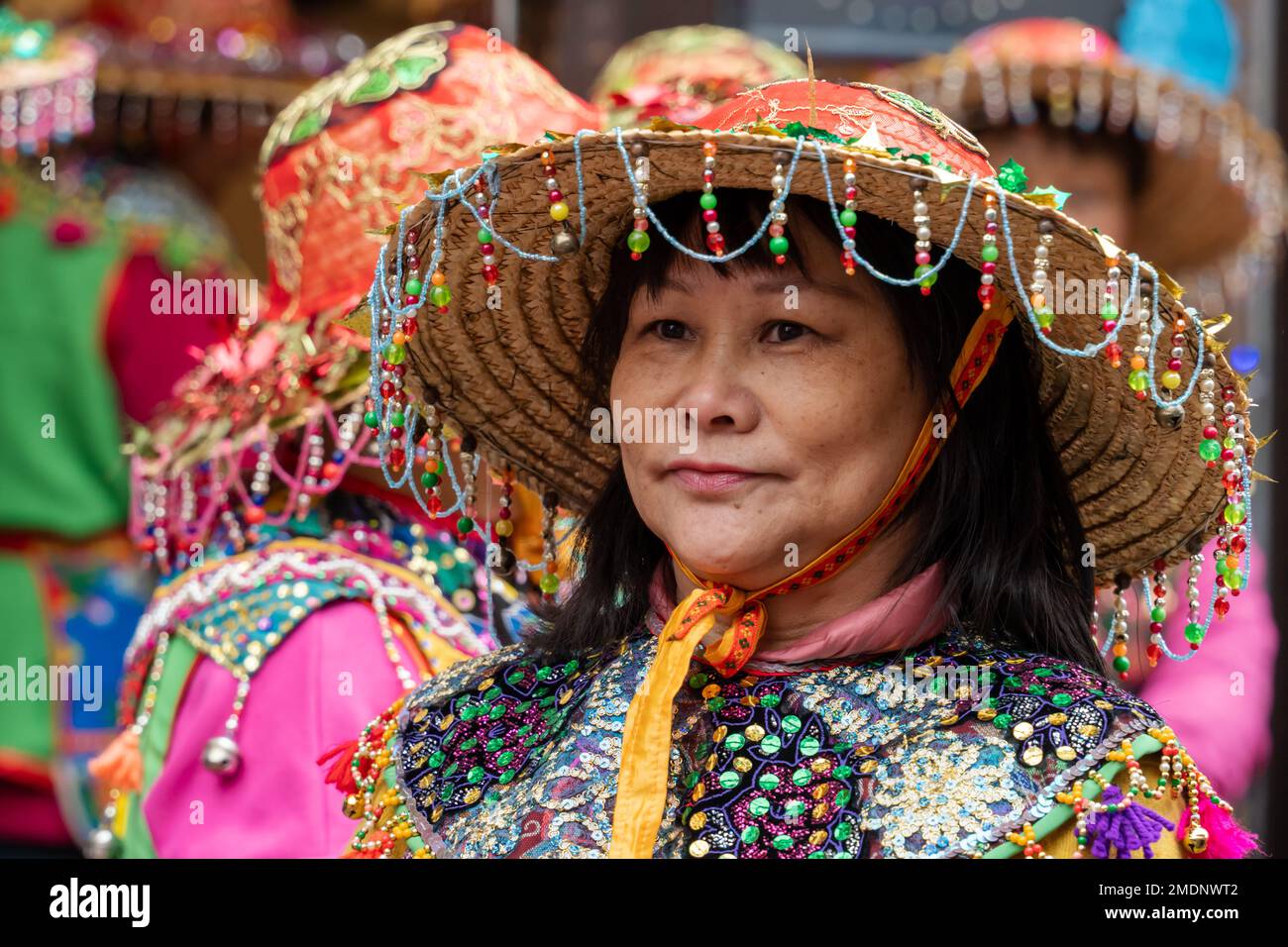 Nouvel an lunaire à Newcastle upon Tyne, Royaume-Uni avec des foules appréciant des spectacles de danse traditionnelle chinoise et des costumes dans l'année du lapin. Banque D'Images