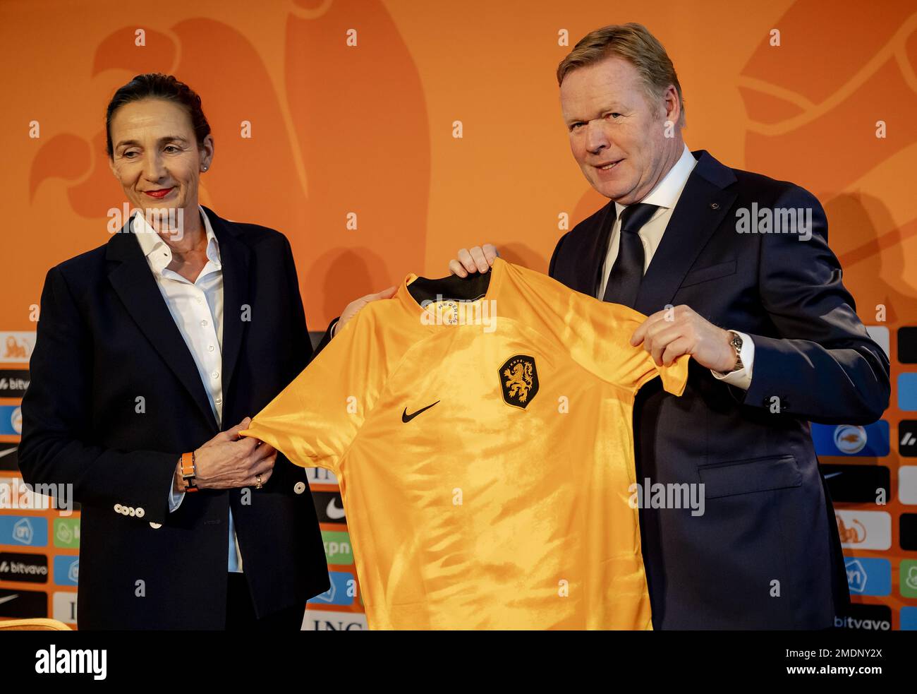 ZEIST - l'entraîneur national Ronald Koeman reçoit le maillot orange de Marianne van Leeuwen, directrice du football professionnel, lors d'une conférence de presse dans le centre de formation du campus de la KNVB. Koeman revient en tant qu'entraîneur national à Orange, succédant à Louis van Gaal. ANP ROBIN VAN LONKHUIJSEN Banque D'Images