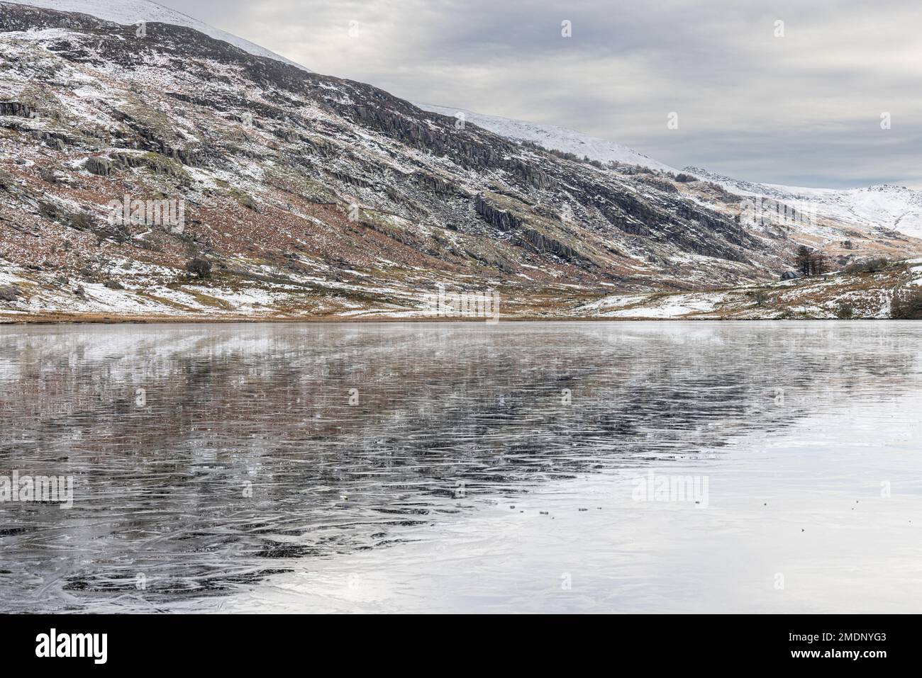 Réflexions sur un Llyn Mymbyr gelé Banque D'Images