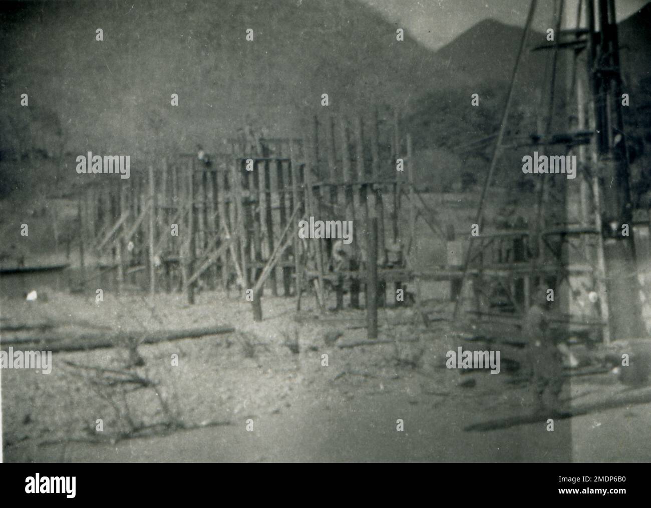 Soldats italiens construire un pont, Armatura per un ponte, Erythrée 1937 Banque D'Images