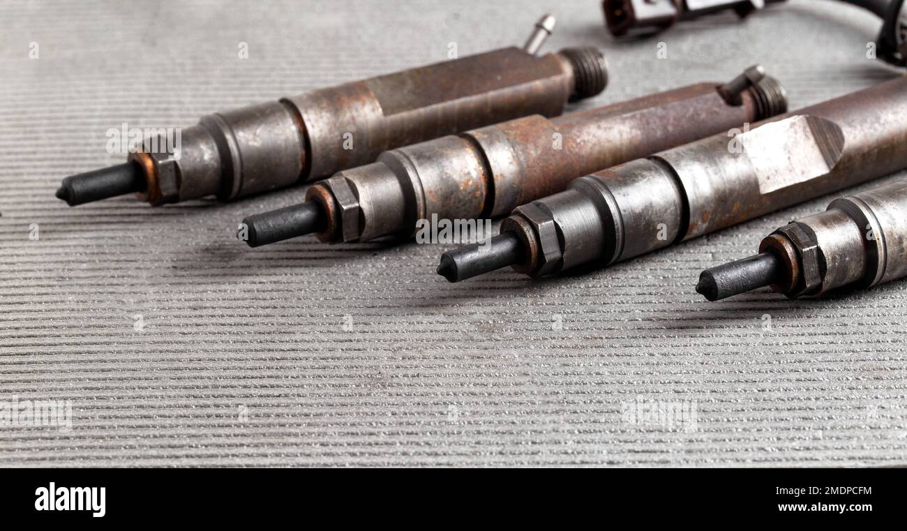 Injecteurs mécaniques d'un moteur diesel, gros plan. Atomisation du carburant, qualité du carburant diesel Banque D'Images