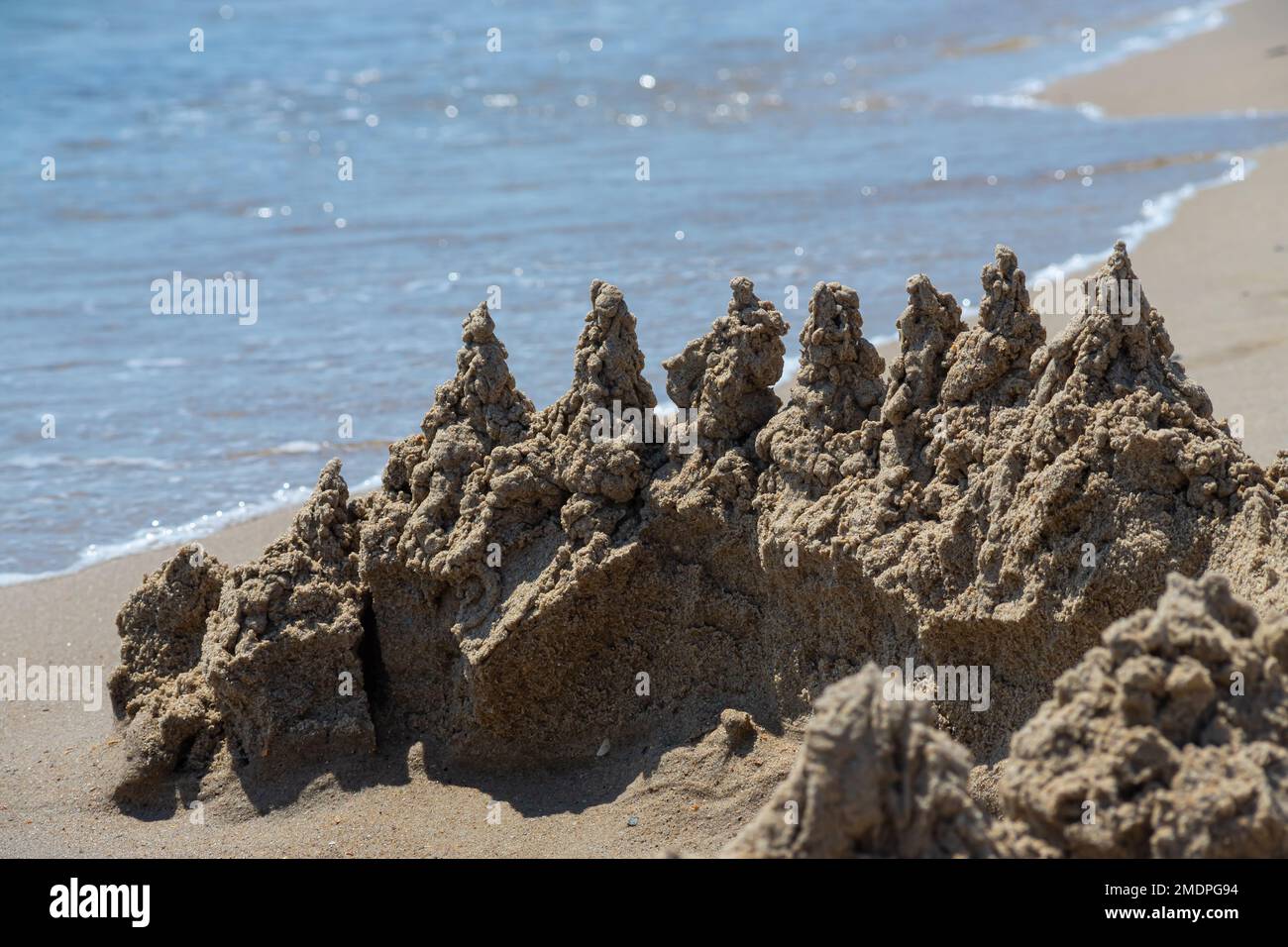 château de sable sur la plage près de l'eau. Photo de haute qualité. Banque D'Images