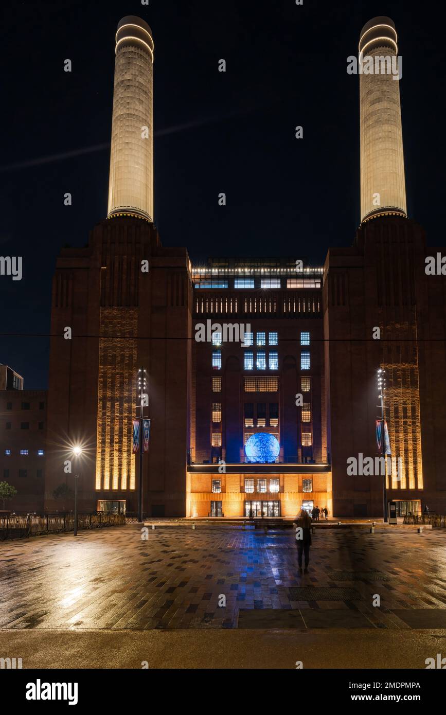 LONDRES, Royaume-Uni - 22 JANVIER 2023 : une installation artistique Moonburn conçue par l'artiste collectif Stichting Barstow à la station électrique de Battersea Banque D'Images