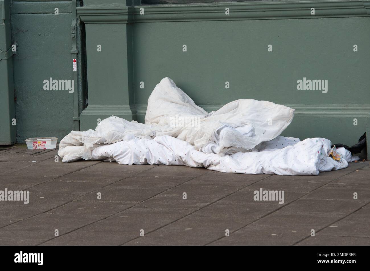 Windsor, Berkshire, Royaume-Uni. 23rd janvier 2023. Carton et literie en face du château de Windsor où les hommes sans domicile dorment régulièrement dans les rues. Crédit : Maureen McLean/Alay Live News Banque D'Images