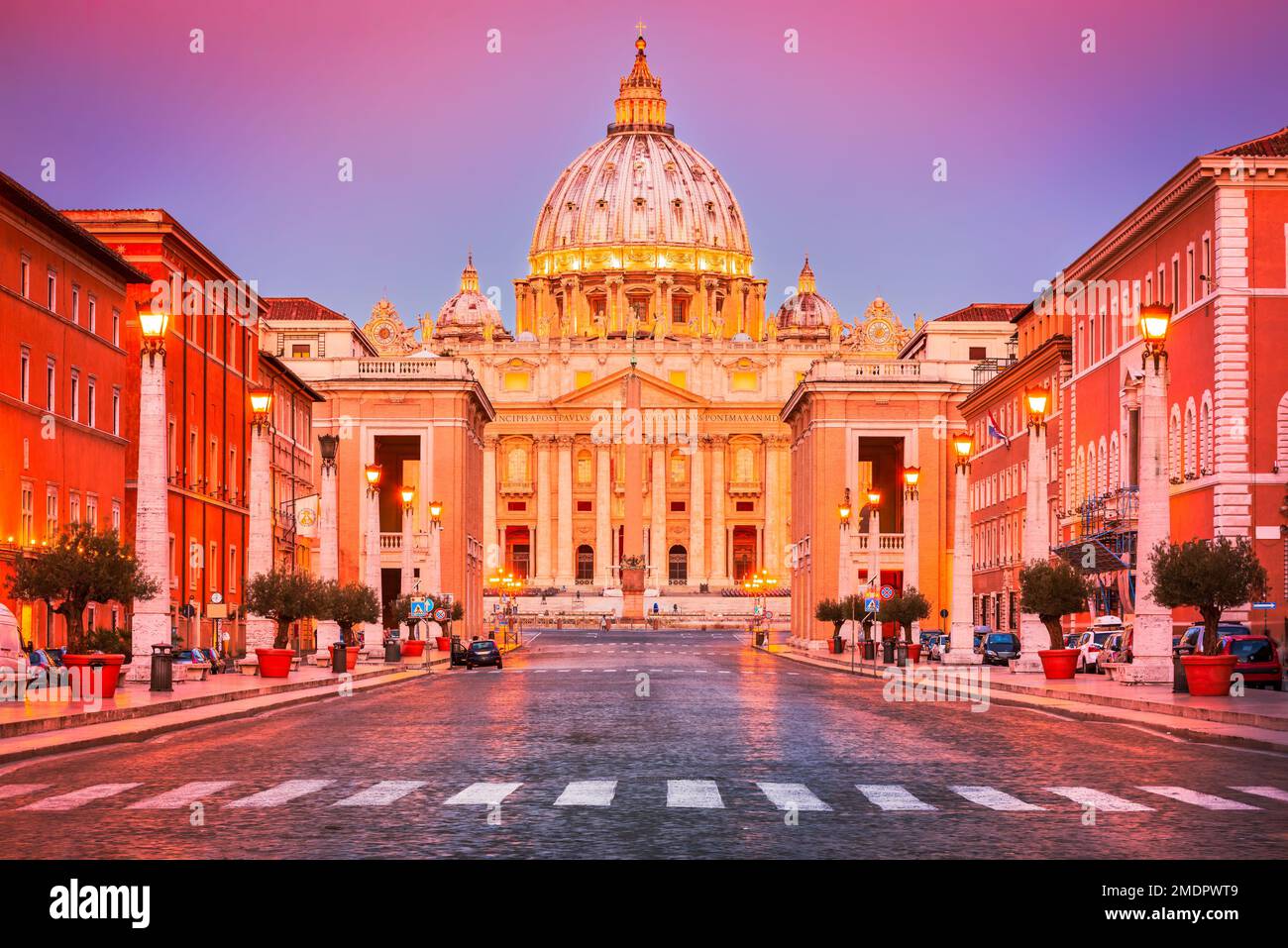 Rome, Italie. Cathédrale Saint-Pierre, Cité du Vatican. La plus grande église catholique du monde. Lever de soleil magnifiques couleurs. Banque D'Images