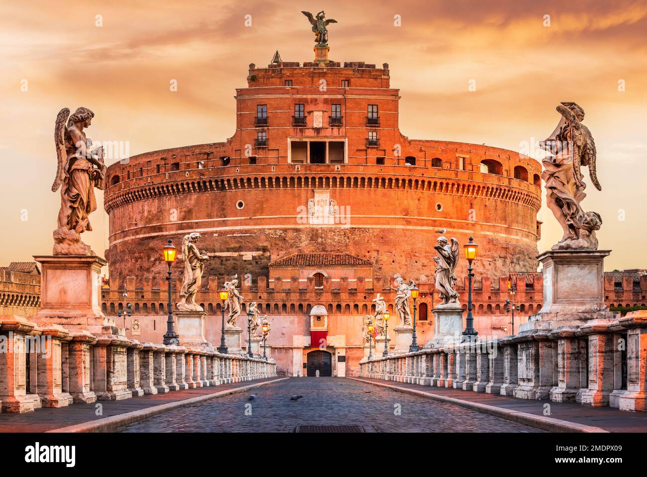 Rome, Italie. Coucher de soleil heure d'or avec le célèbre château de Sant  Angelo, l'héritage de l'Empire romain dans la belle Rome Photo Stock - Alamy