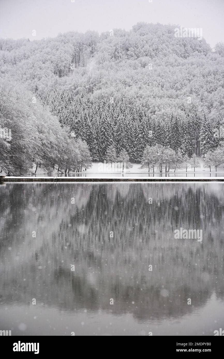 Vue sur le lac Balkana et la région environnante couverte de neige. Le lac Balkana est situé au pied du mont Lisina, à environ 700 mètres au-dessus du niveau de la mer, bordé de pâturages, de forêts de chênes et de conifères, et est à environ cinq kilomètres à l'ouest de Mrkonjic Grad et le plus populaire est un endroit de pique-nique dans cette partie de la Bosnie-Herzégovine. Il se compose de deux lacs artificiels (grands et petits) qui ont été créés en étouffant les sources de Crna Rijeka, et couvrent une superficie d'environ 56 000 mètres carrés, en Bosnie-Herzégovine, sur 23 janvier 2023. Photo: Dejan Rakita/PIXSELL Banque D'Images