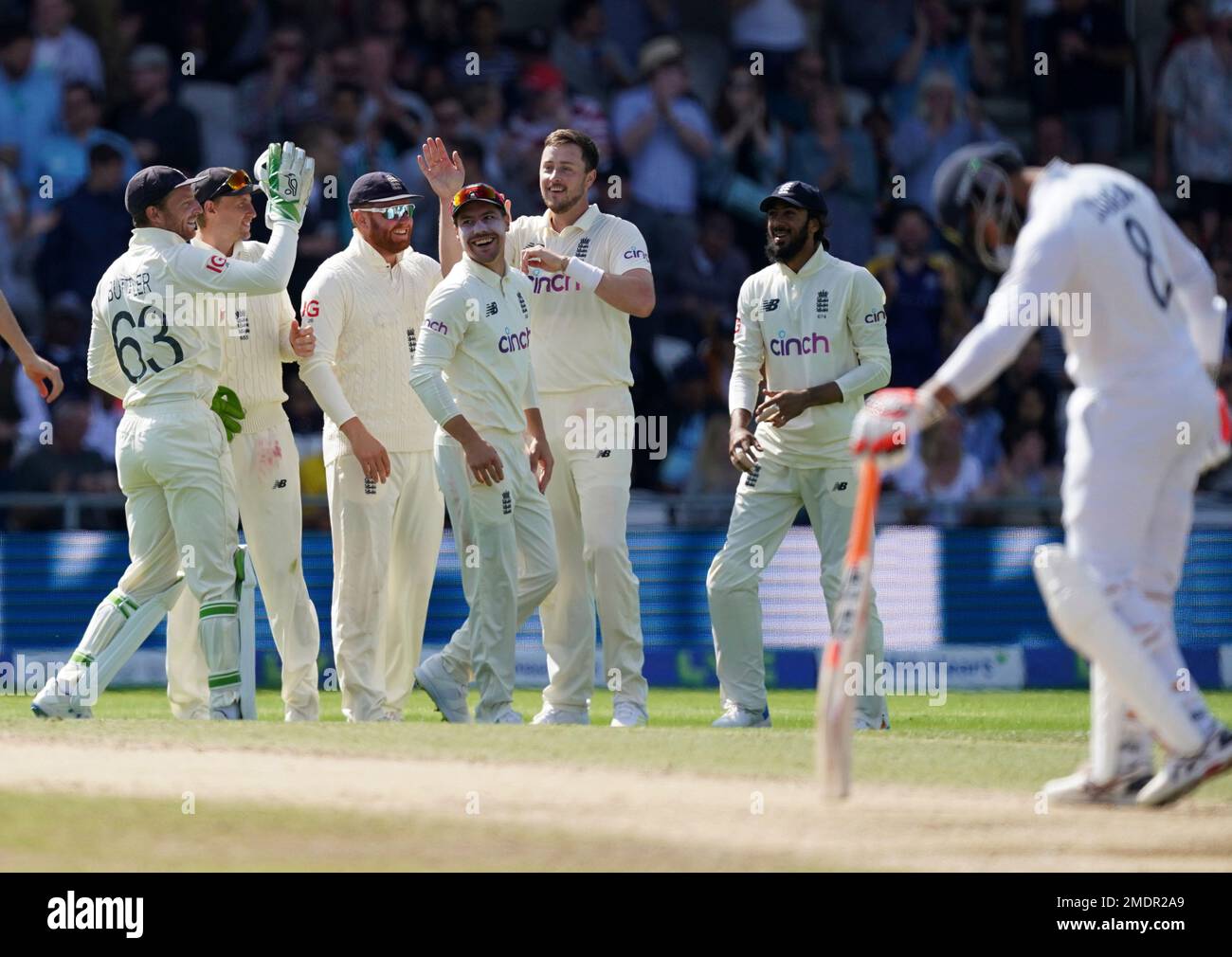 England's Ollie Robinson, center without cap, and teammates celebrate the dismissal of India's Rishabh Pant during the fourth day of third test cricket match between England and India, at Headingley cricket ground in Leeds, England, Saturday, Aug. 28, 2021. (AP Photo/Jon Super) Banque D'Images
