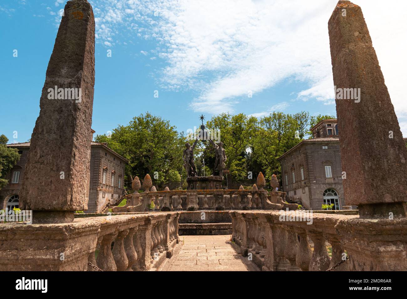 villa lante, latium , italie. extérieur de la villa avec vue panoramique sur les jardins avec sculptures en marbre Banque D'Images