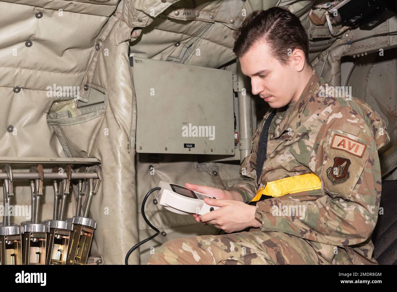 Airman 1st classe Daniel Drewien, 374th Aircraft Maintenance Squadron C-130J instrument et systèmes de contrôle de vol compagnon, attache une unité d'interface portable dans l'enregistreur de données de vol d'un C-130J Super Hercules à la base aérienne de Yokota, Japon, 26 juillet 2022. Les spécialistes des systèmes de contrôle des instruments et de vol jouent un rôle essentiel dans le maintien des normes pour s'assurer que les systèmes d'aéronefs fonctionnent comme prévu pour chaque mission. Banque D'Images