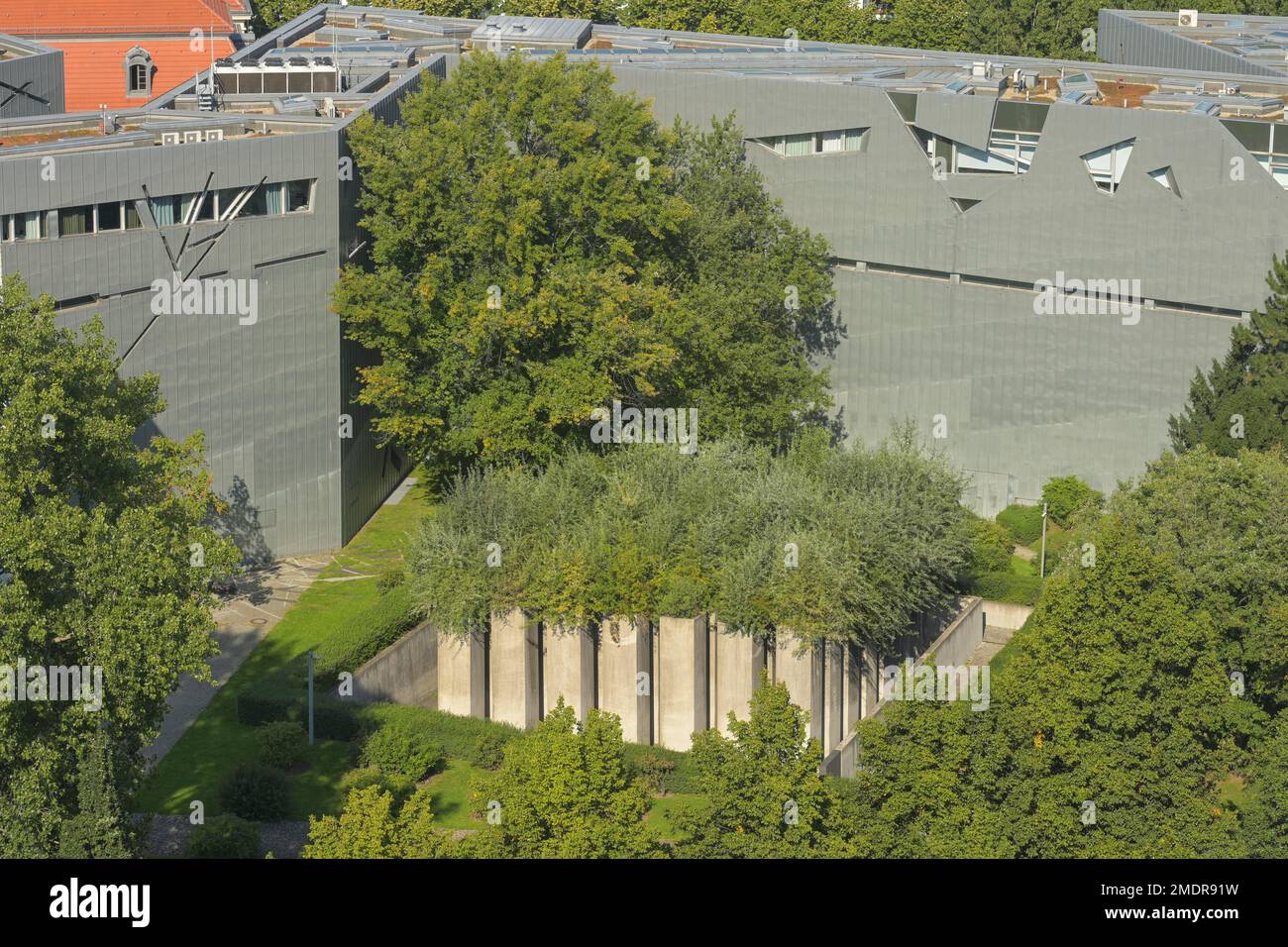 Stèles, Cour verte, jardin d'exil, Musée juif, Lindenstrasse, Kreuzberg, Friedrichshain-Kreuzberg, Berlin, Allemagne Banque D'Images