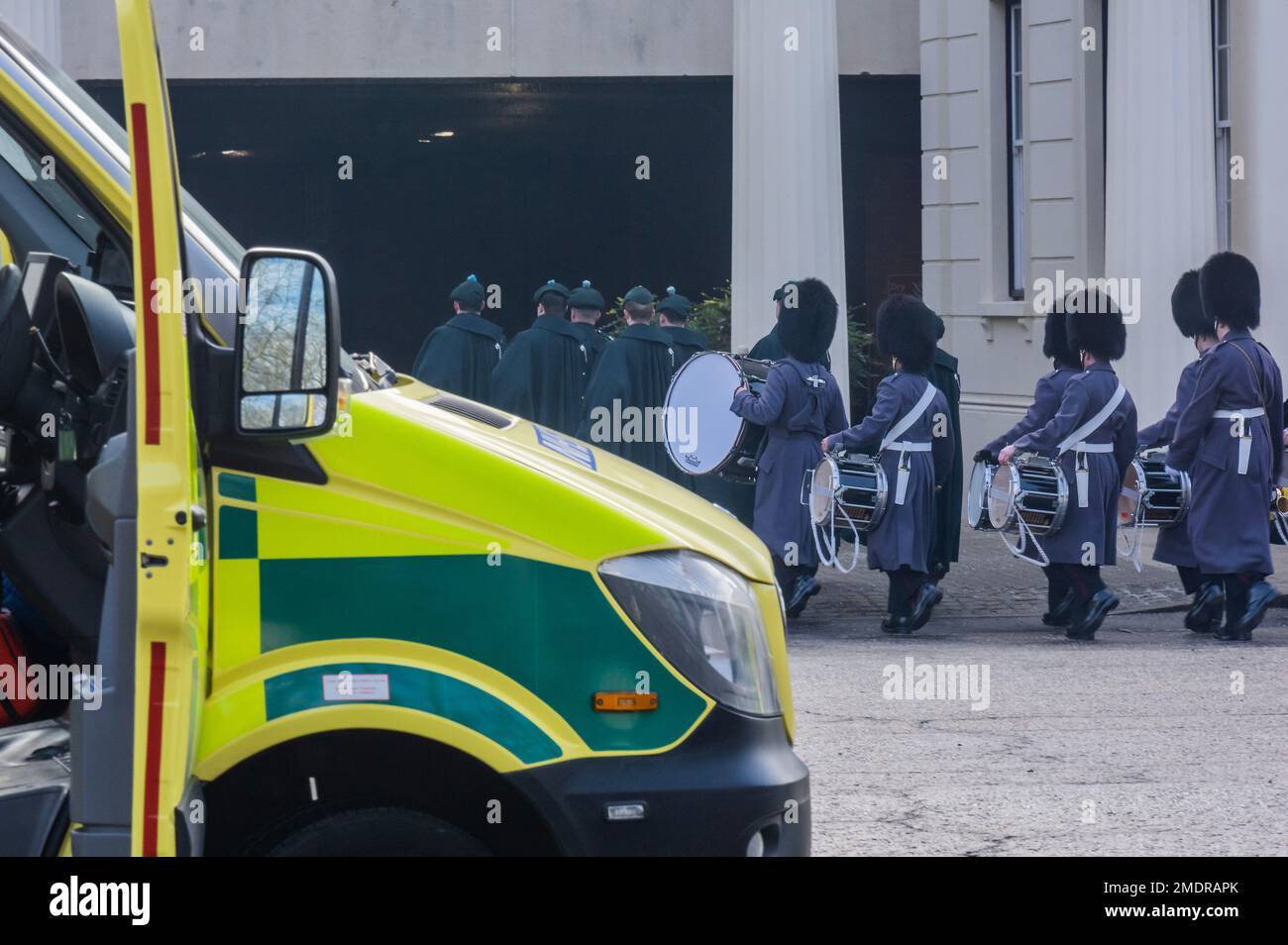 Londres, Royaume-Uni. 23rd janvier 2023. La vie militaire normale continue Irish Regiment Pipers et une bande de gardes reviennent de la relève de la garde - Une réponse à la dernière grève d'ambulance, car la flotte de véhicules stationnés à la caserne de Wellington se dirige régulièrement pour répondre aux appels avec un mélange de hauts militaires et d'ambulance (de tous les bras) fournissant un capot d'urgence pour les grévistes. Elle fait partie de la réponse à la grève organisée par l'Unison sur les salaires face à la crise du coût de la vie. Crédit : Guy Bell/Alay Live News Banque D'Images