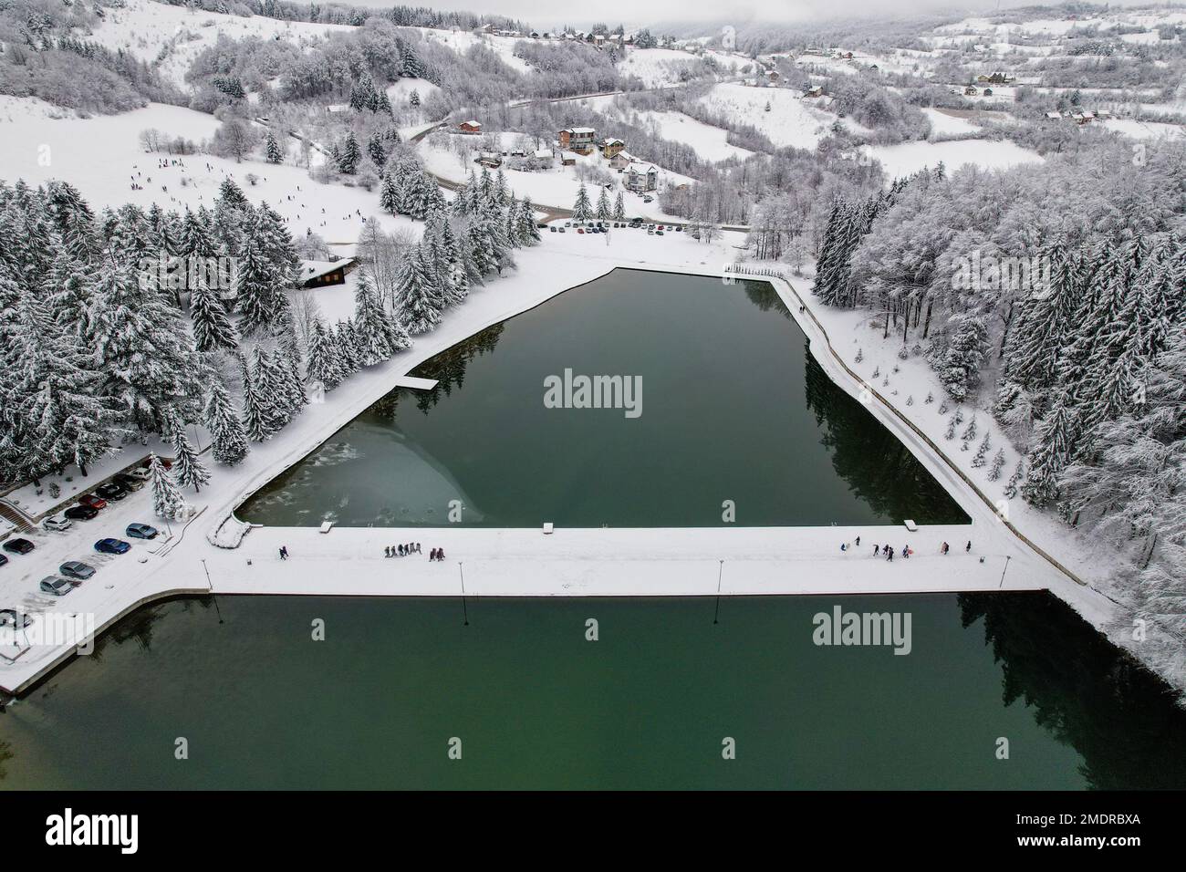 Vue sur le lac Balkana et la région environnante couverte de neige. Le lac Balkana est situé au pied du mont Lisina, à environ 700 mètres au-dessus du niveau de la mer, bordé de pâturages, de forêts de chênes et de conifères, et est à environ cinq kilomètres à l'ouest de Mrkonjic Grad et le plus populaire est un endroit de pique-nique dans cette partie de la Bosnie-Herzégovine. Il se compose de deux lacs artificiels (grands et petits) qui ont été créés en étouffant les sources de Crna Rijeka, et couvrent une superficie d'environ 56 000 mètres carrés, en Bosnie-Herzégovine, sur 23 janvier 2023. Photo: Dejan Rakita/PIXSELL Banque D'Images