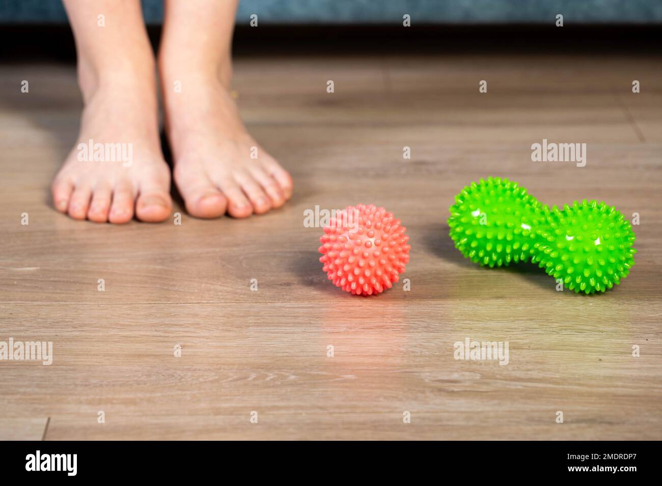 Masseur pour les pieds rouge et vert. Physiothérapie à domicile médicale. Banque D'Images