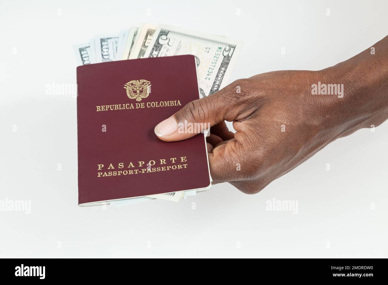 Concept de voyage, passeport colombien avec des billets en dollars pour voyager à l'étranger. Banque D'Images