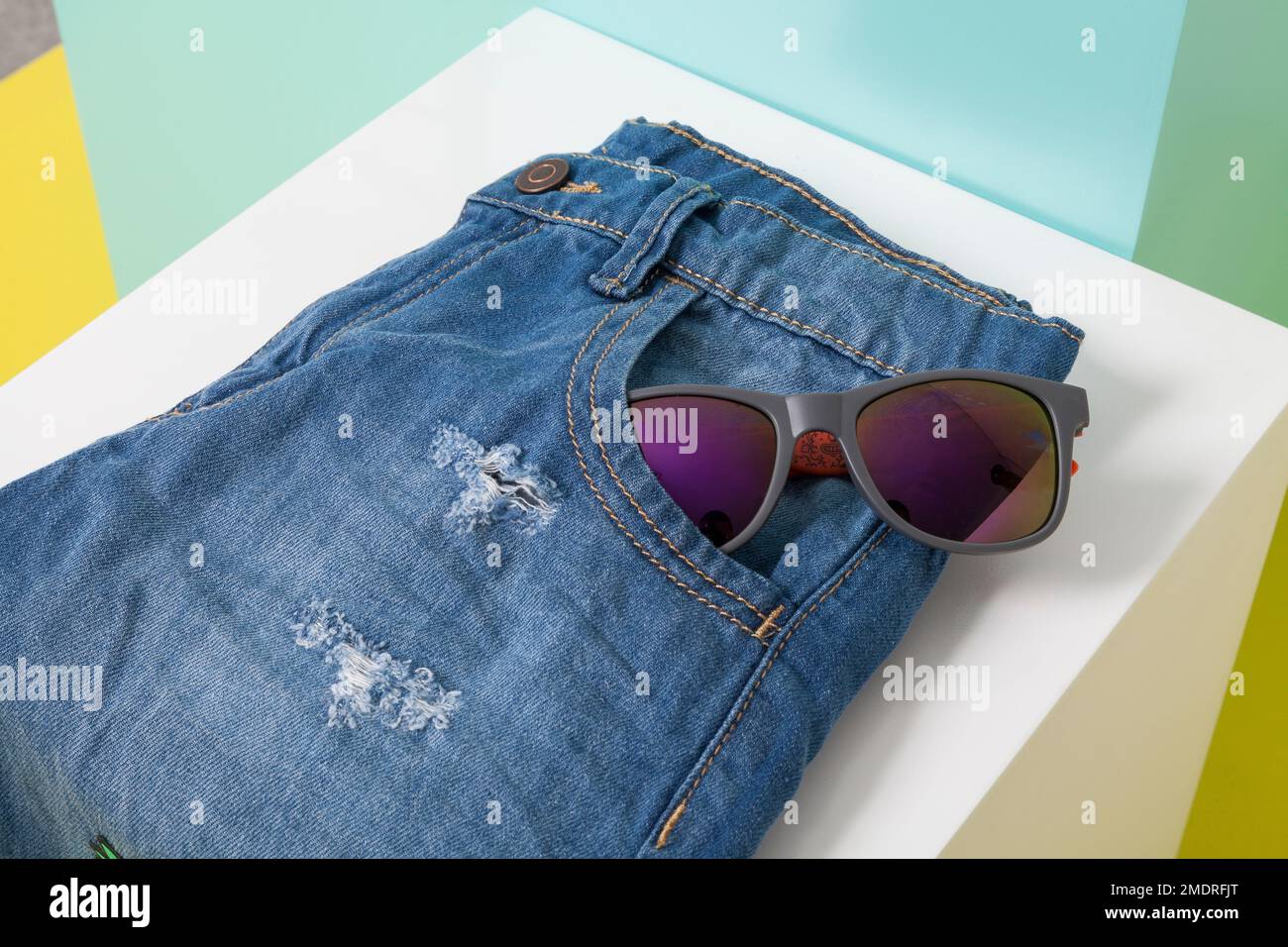 Fashion for Kids - lunettes de vue de mode dans la poche d'un jean bleu Banque D'Images