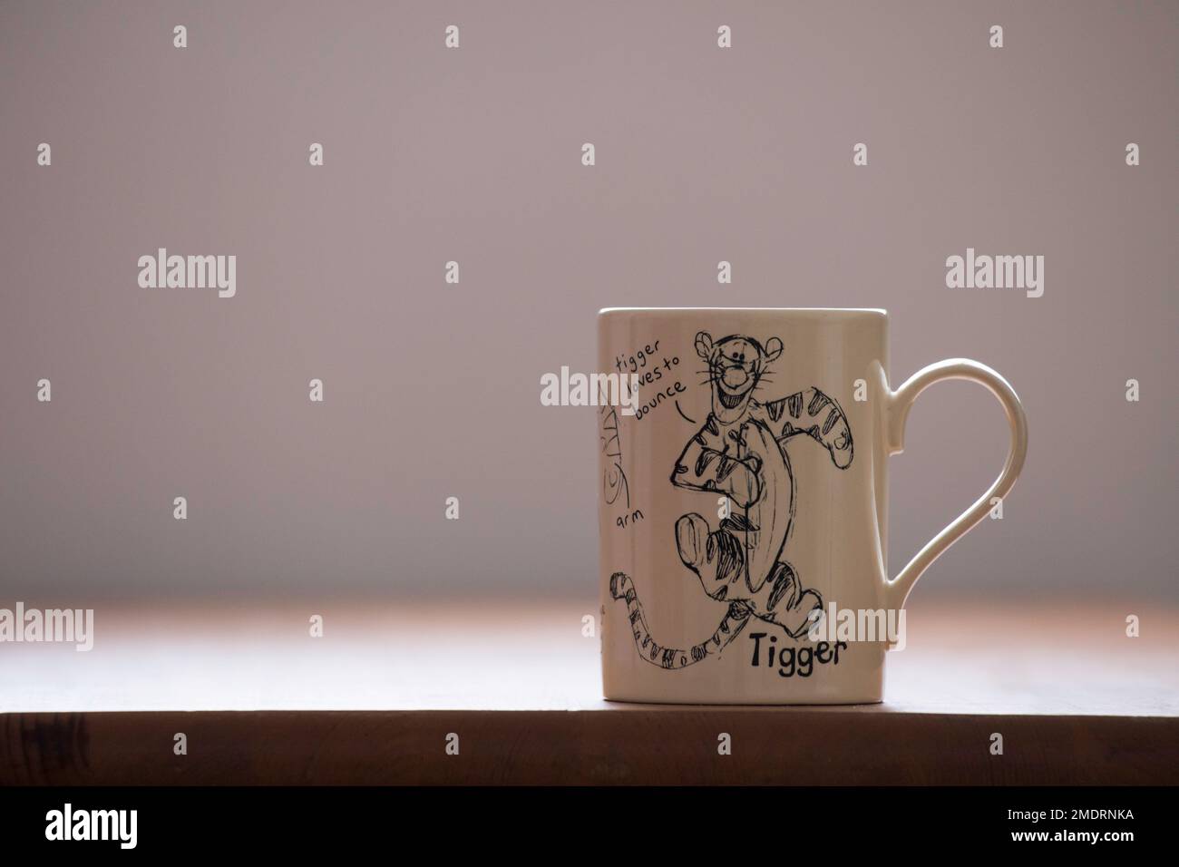 Tigger Mug de thé ou de café sur la table de petit-déjeuner avec de la place pour les graphiques Banque D'Images