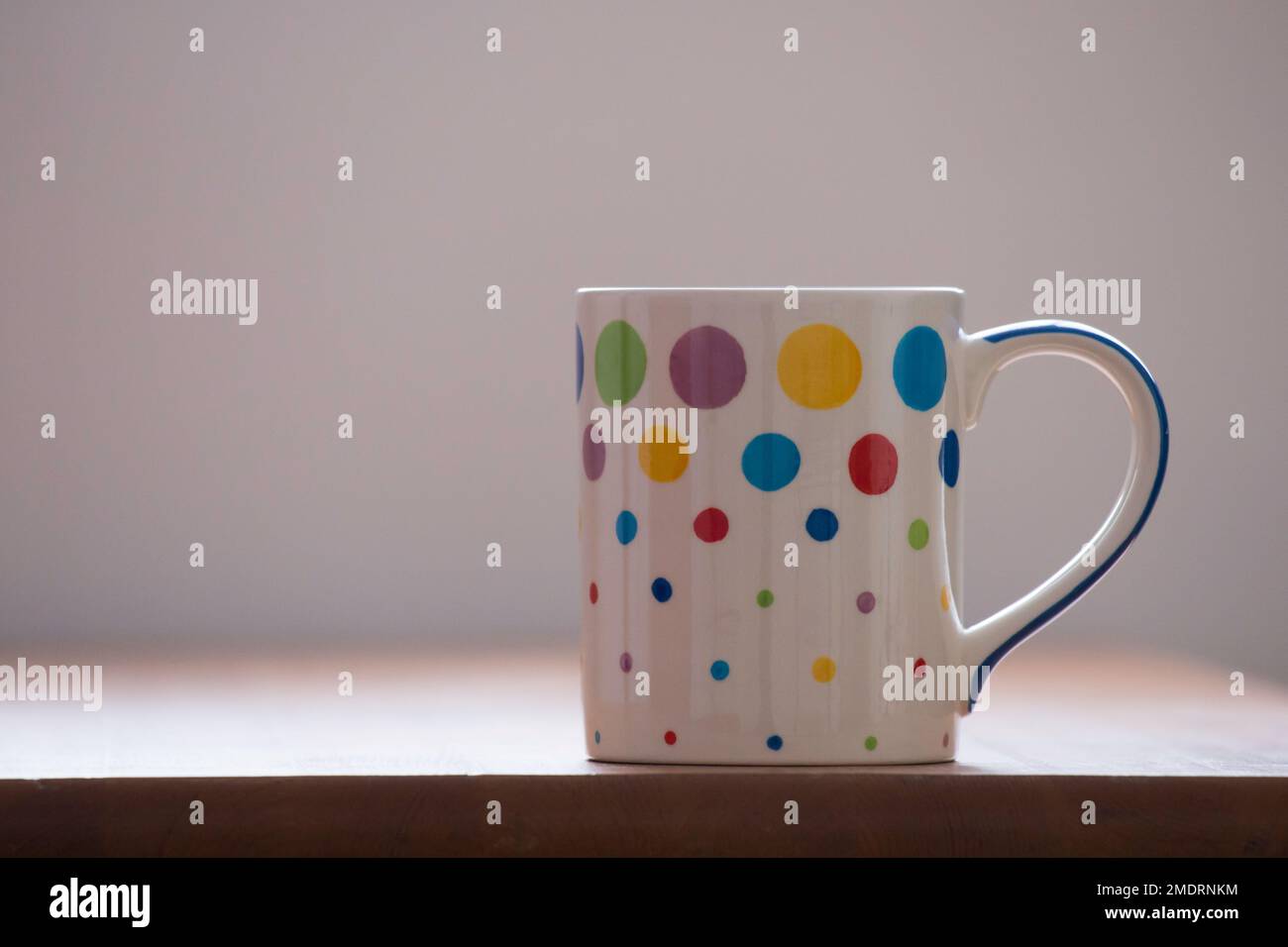 Points Mug de thé ou de café sur la table du petit-déjeuner avec de la place pour les graphiques Banque D'Images