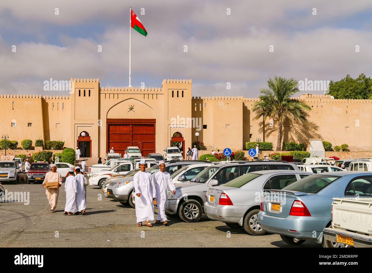 Porte à l'entrée du souk au parking de Nizwa, Oman, péninsule arabique, Asie Banque D'Images