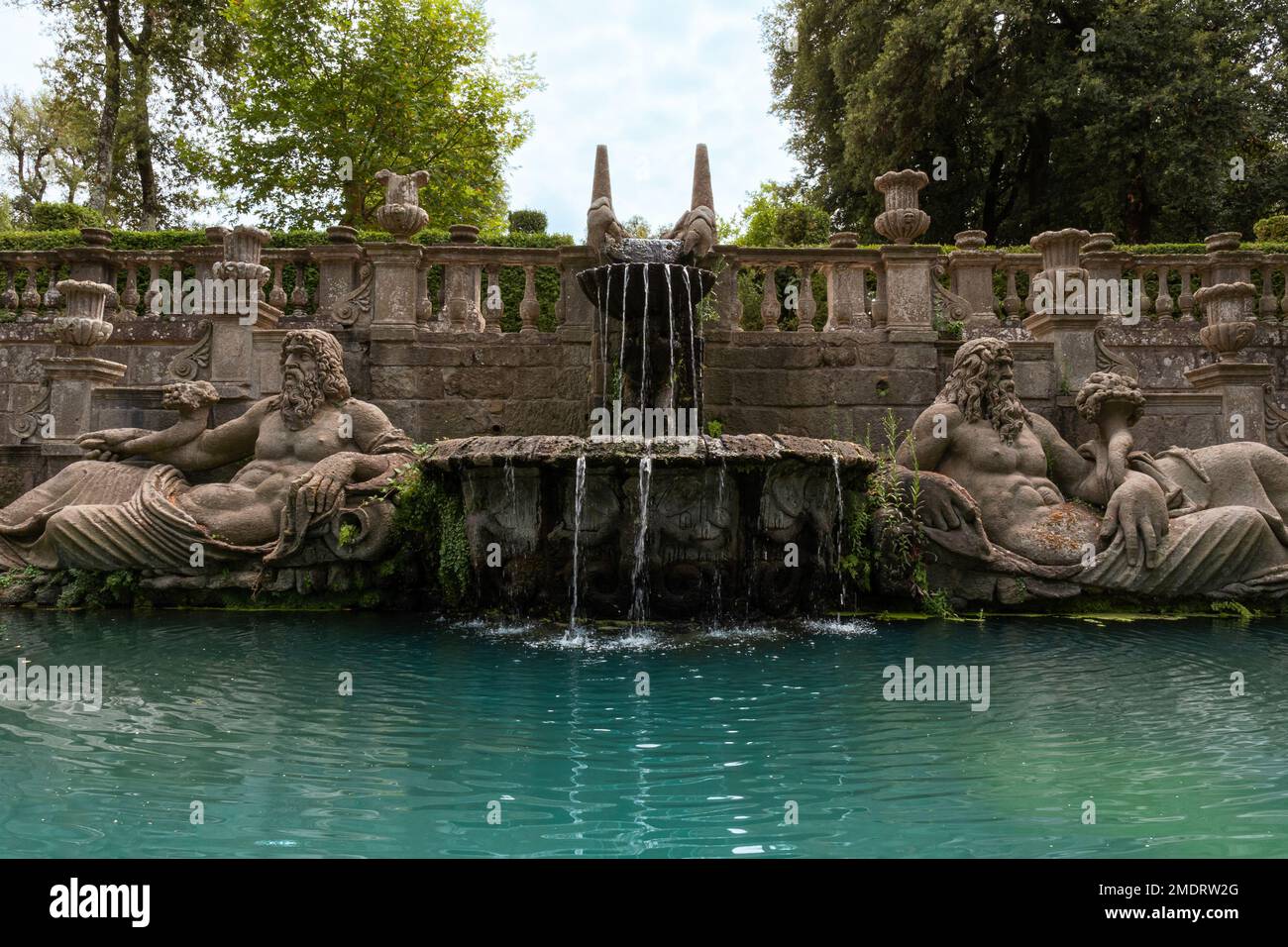 Jardin extérieur de la villa lante, Viterbo, italie. avec des statues sculptées en marbre et une fontaine Banque D'Images