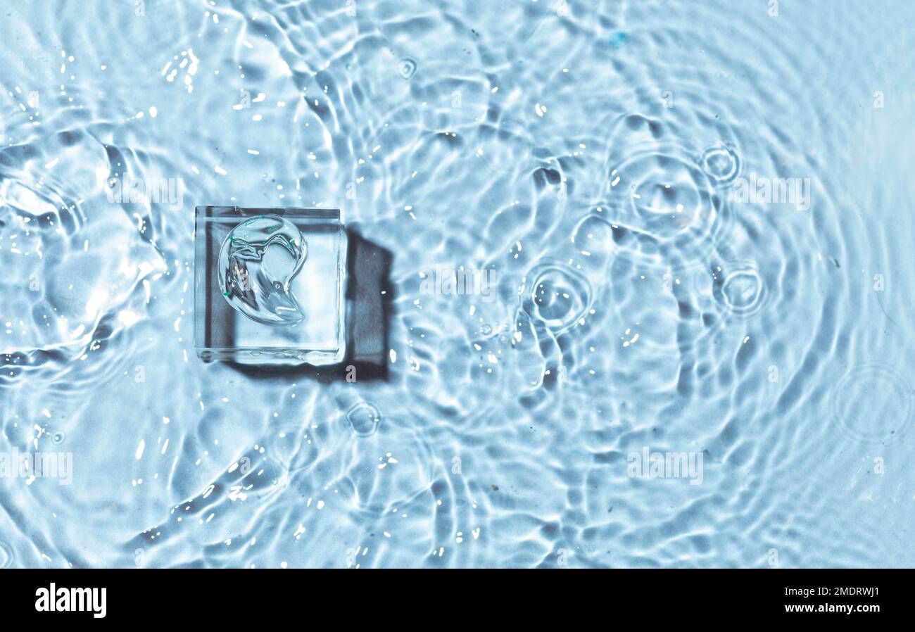 Nuance de gel transparent sur podium en verre sur fond d'eau. Concept de cosmétiques hydratants Banque D'Images