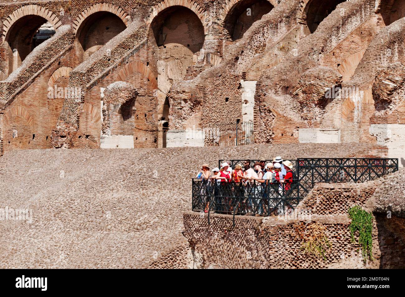 Touristes dans une galerie d'observation à l'intérieur du Colisée, Rome, Italie Banque D'Images