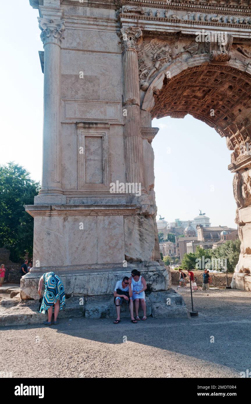 Touristes se reposant à l'Arc de Titus, Forum romain, Rome, Italie Banque D'Images