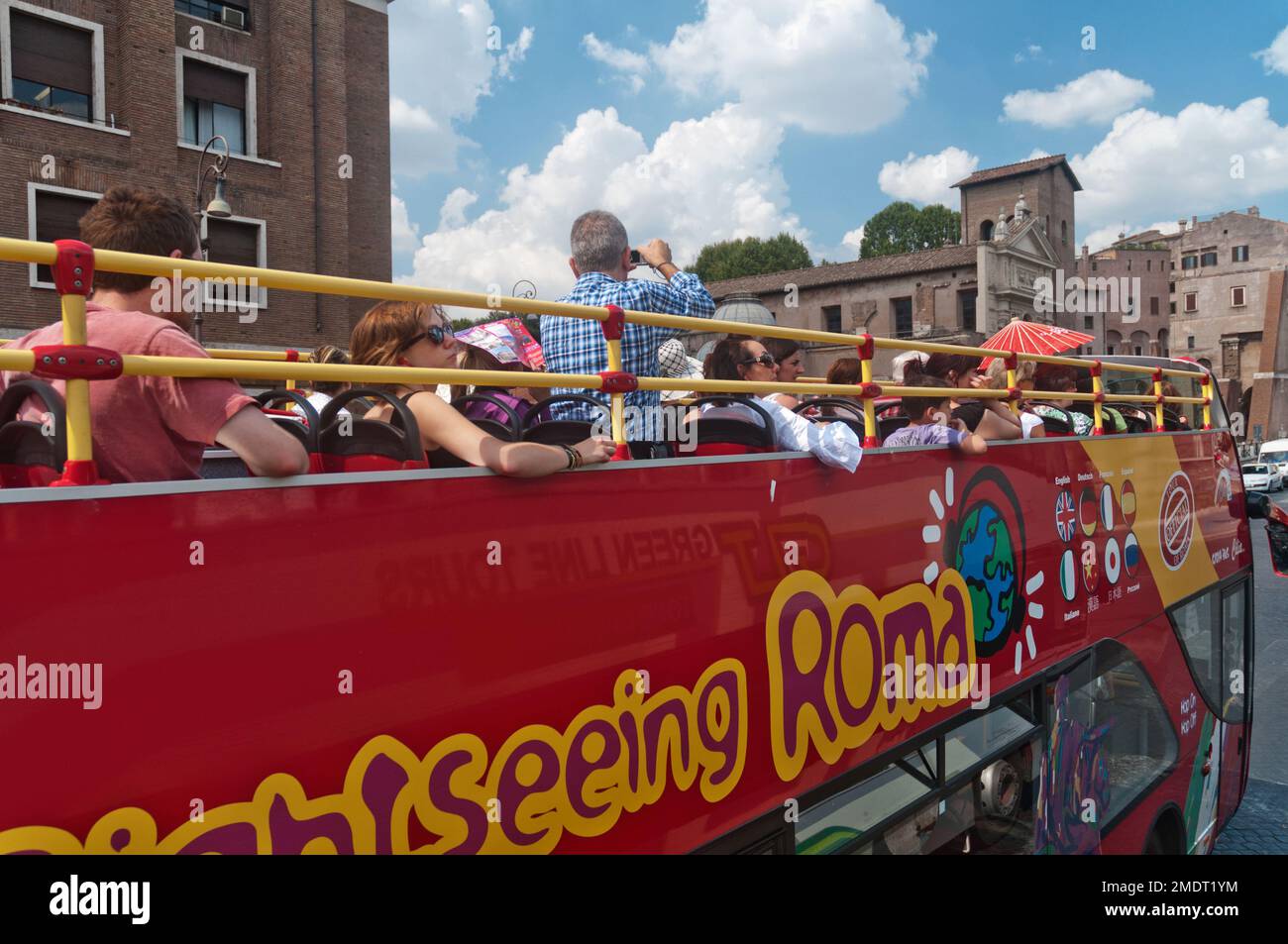 Touristes dans le bus touristique à toit ouvert à Rome, Italie Banque D'Images