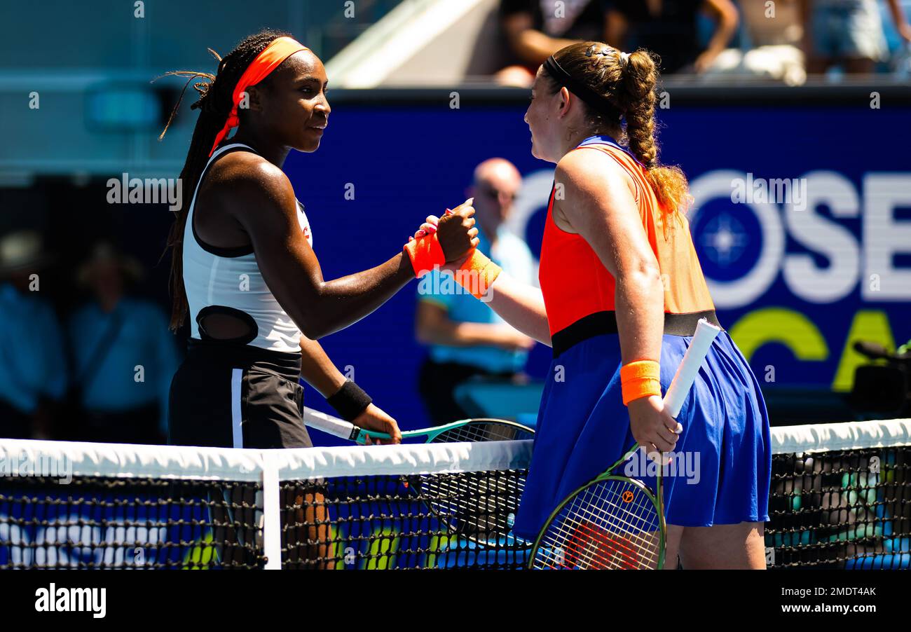 Coco Gauff des ÉtatsUnis et Jelena Ostapenko de Lettonie en action