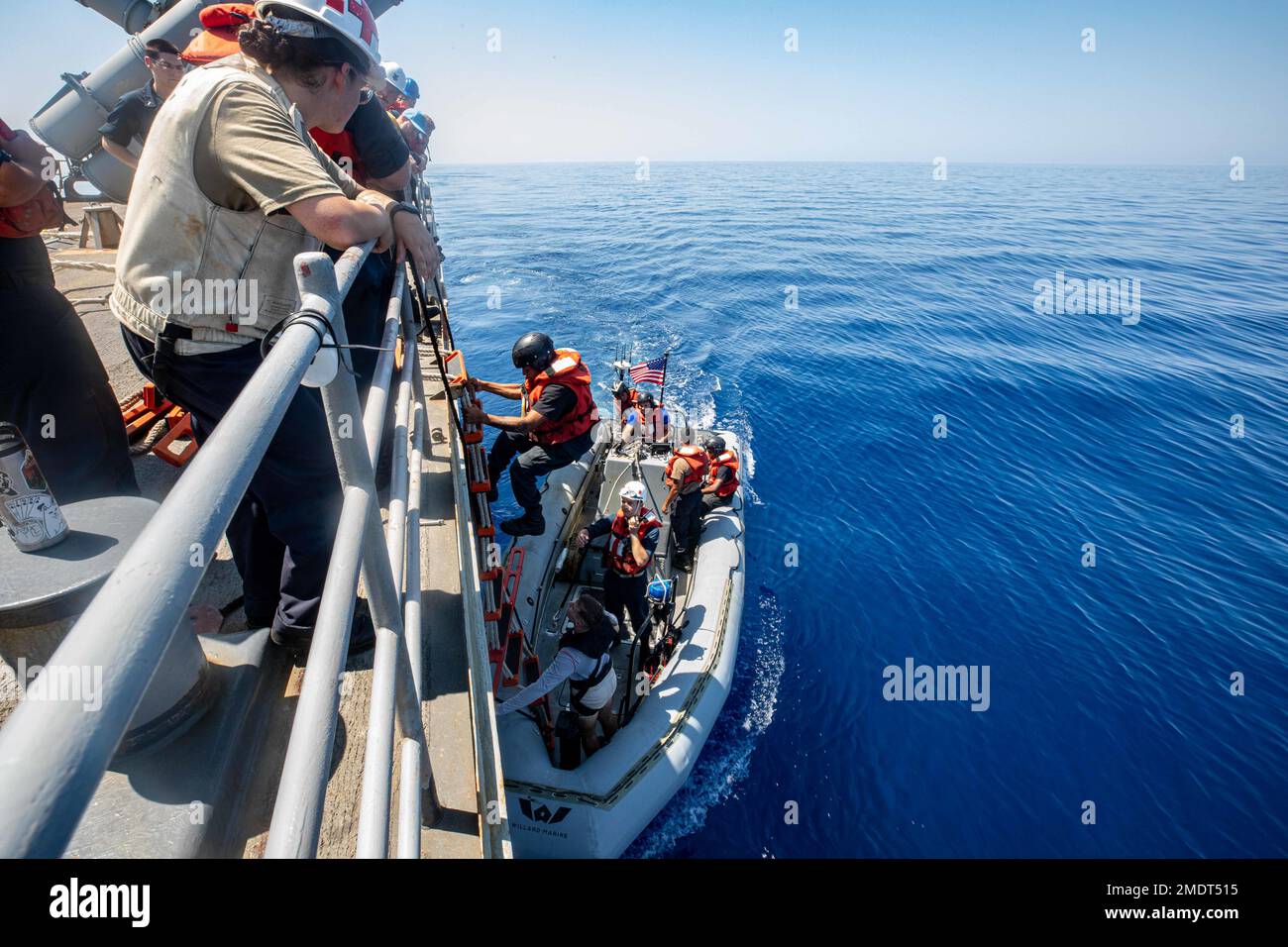 220726-N-AO868-1198 MER ADRIATIQUE (26 juillet 2022) le compagnon de Boatswain de classe 3rd Jamarian Coleman, de Memphis Ouest, Arkansas, monte sur une échelle pilote sur un bateau gonflable à coque rigide depuis la queue de fantoon du croiseur à missiles guidés de classe Ticonderoga USS San Jacinto (CG 56) dans la mer Adriatique, 26 juillet 2022. San Jacinto est en cours de déploiement prévu aux États-Unis Marine Forces Europe zone d'opérations, employée par les États-Unis Sixième flotte pour défendre les intérêts des États-Unis, des alliés et des partenaires. Banque D'Images