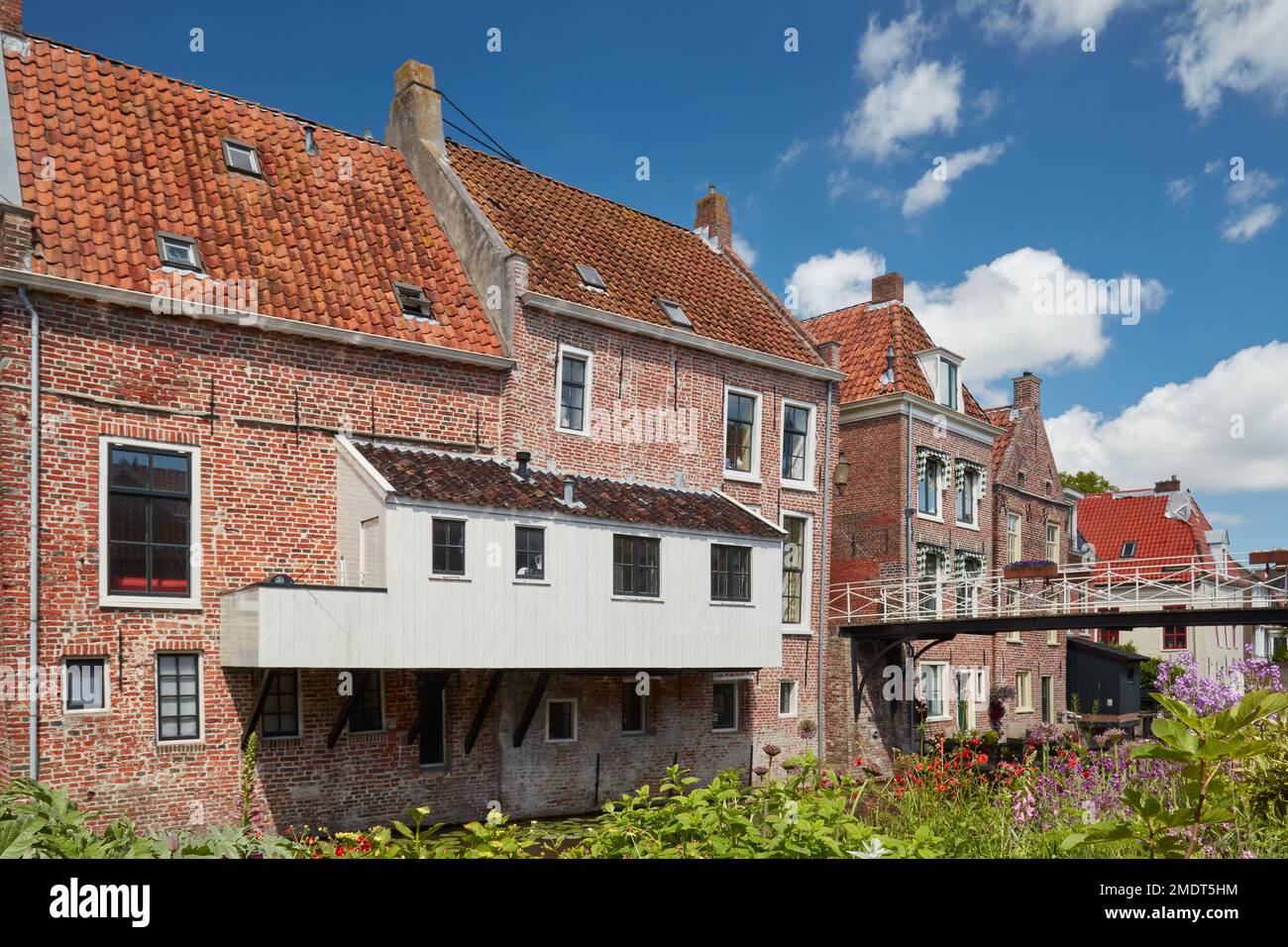 Vue d'été sur les maisons médiévales néerlandaises avec des cuisinettes suspendues au canal de Damsterdiep à Appingedam, Groningen, pays-Bas Banque D'Images
