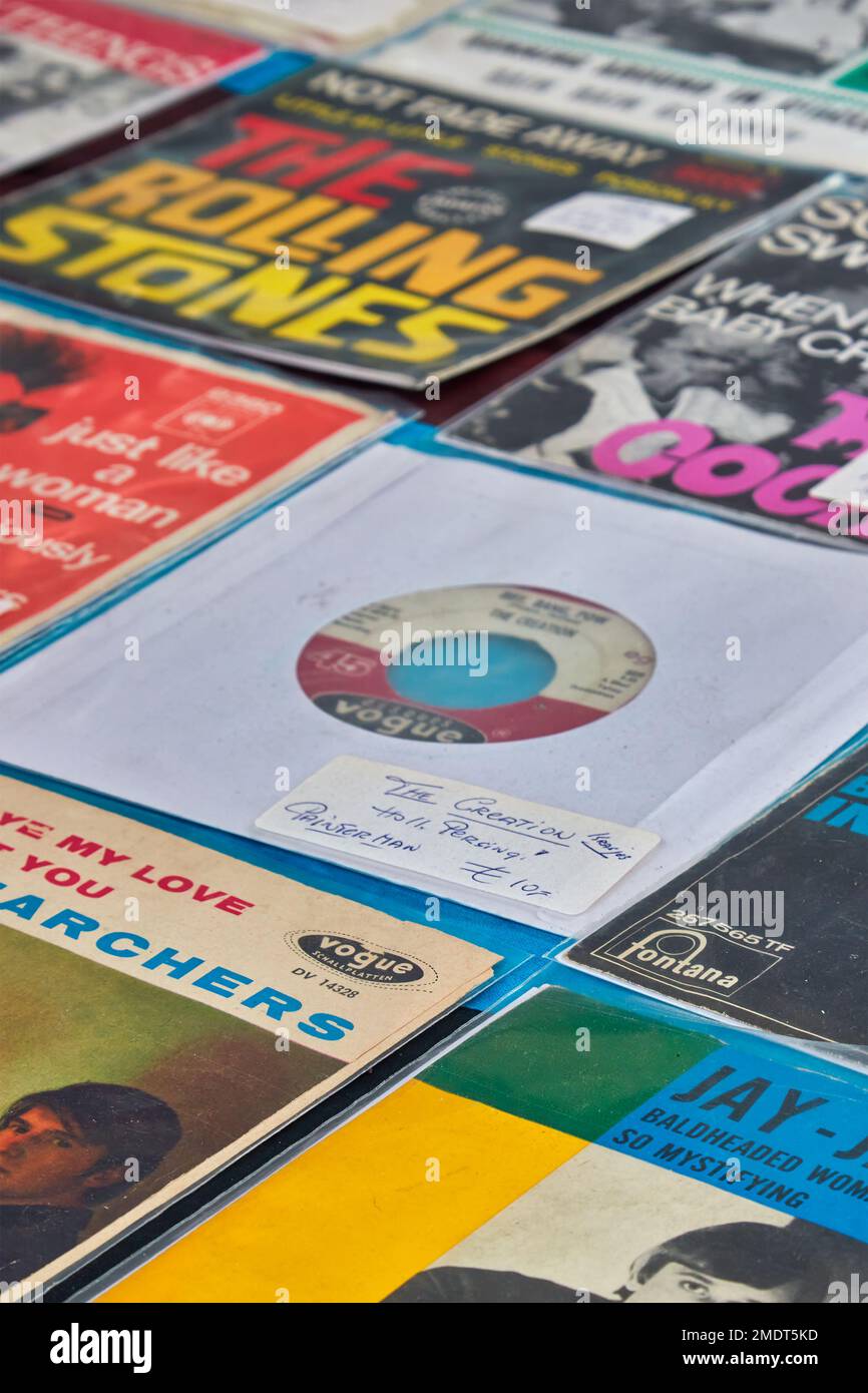 Den Bosch, pays-Bas - 12 mai 2019 : divers disques de platine vinyle sur un marché aux puces des années cinquante à soixante-dix Banque D'Images