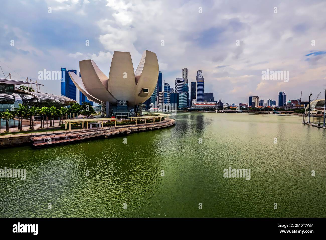 Vue sur les gratte-ciel de Singapour et le musée des sciences de l'art par l'hôtel Marina Bay Sands. Singapour. Banque D'Images