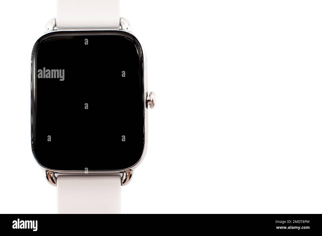 Montre intelligente noire avec bracelet blanc sur fond blanc, isoler. Montres pour le sport et les soins de santé Banque D'Images