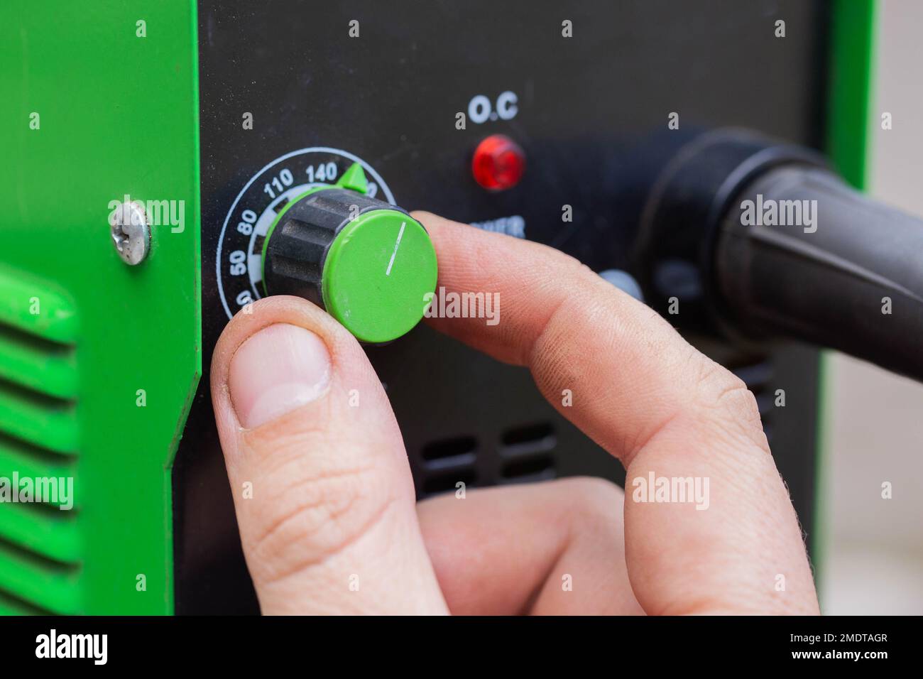 Réglage de l'intensité du courant sur une machine à souder moderne. Arc de soudage. Banque D'Images