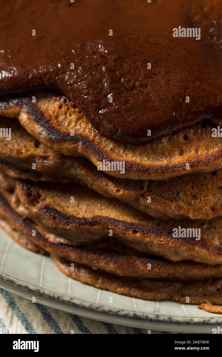 Crêpes au chocolat maison gastronomiques avec sauce Ganache Banque D'Images