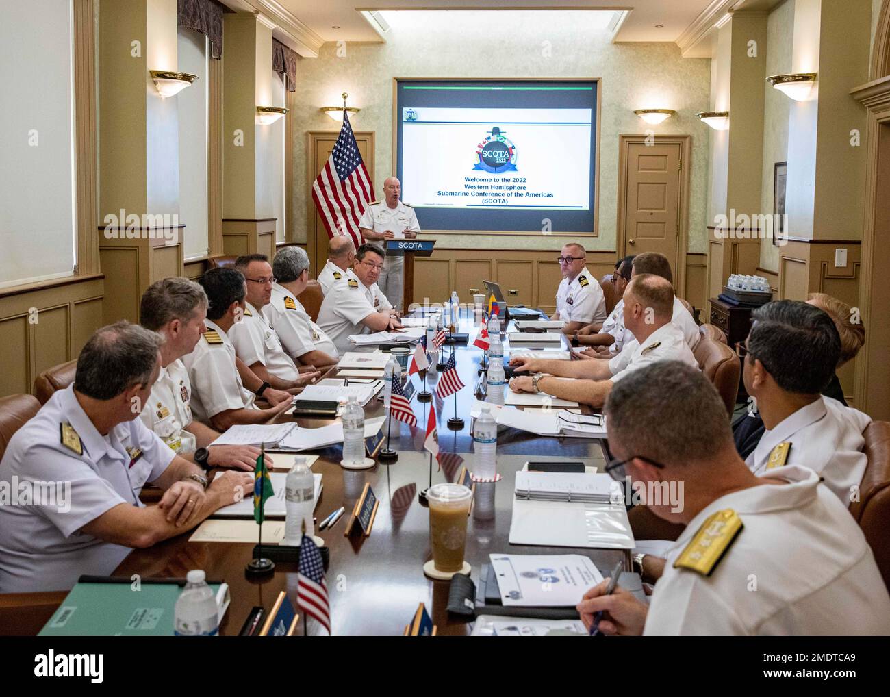 Le Vice-SMA William Houston, commandant des Forces sous-marines, s'adresse aux participants lors de la première Conférence sous-marine des Amériques (SCOTA) à bord de la Station navale de Norfolk (26 juillet 2022). SCOTA est une conférence multinationale avec des participants de l'Argentine, du Brésil, du Canada, du Chili, de la Colombie, Pérou et États-Unis Il s'agit du premier SCOTA hébergé par le leadership sous-marin de l'hémisphère occidental (WHEM) des pays alliés et partenaires opérant sous-marins à présenter et à aborder les capacités nationales du domaine sous-marin, les défis de l'interopérabilité et la collaboration sous-marine contre des concurrents stratégiques Banque D'Images