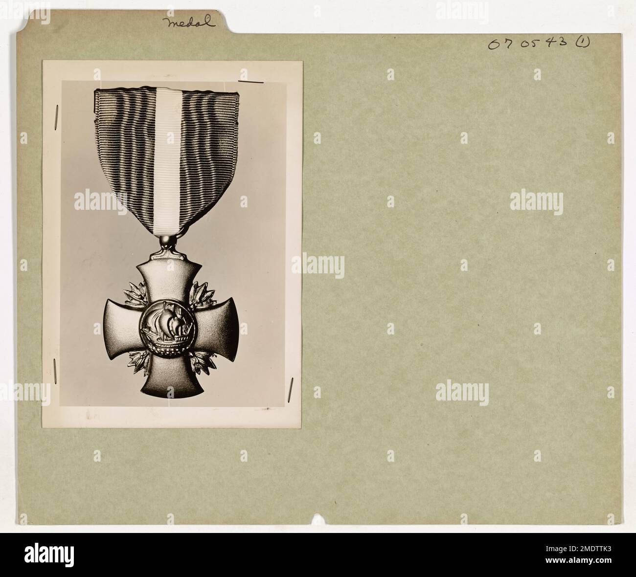 Cette image représente une médaille Navy Cross, une prestigieuse décoration militaire décernée pour un héroïsme extraordinaire en action contre un ennemi des États-Unis. Banque D'Images