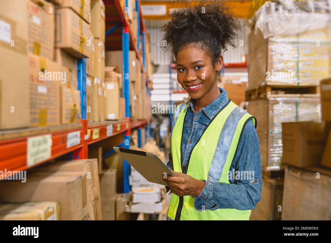 Femme ouvrier noir africaine fille adolescent travaillant dans l'entrepôt de cargaison inventaire employé portrait sourire heureux Banque D'Images