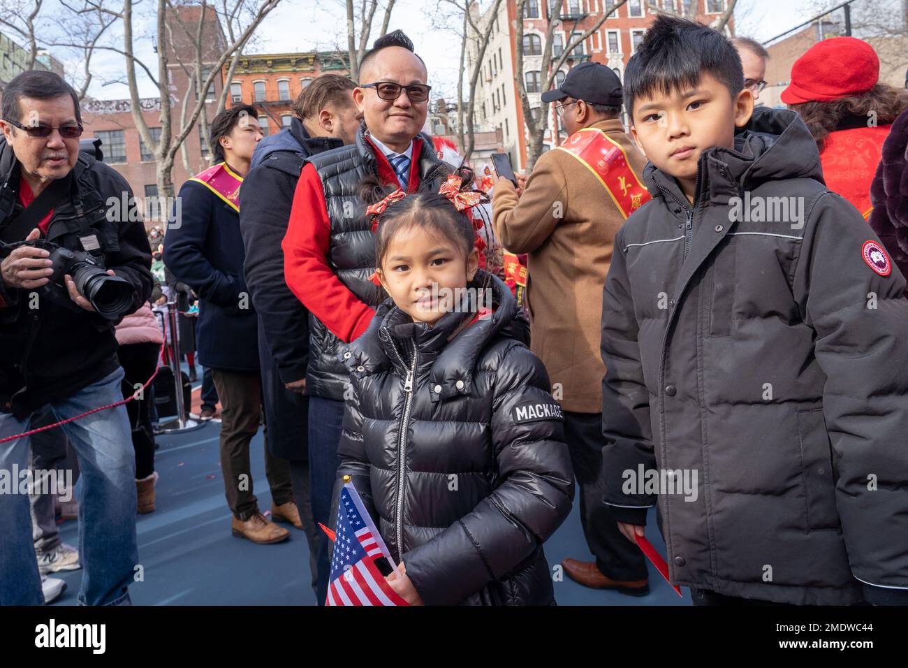 New York, États-Unis. 22nd janvier 2023. Un enfant porte un drapeau américain pendant le meilleur Chinatown USA le nouvel an lunaire de la cérémonie d'ouverture du lapin Firecracker et le festival de la culture à Chinatown, New York. (Photo par Ron Adar/SOPA Images/Sipa USA) crédit: SIPA USA/Alay Live News Banque D'Images