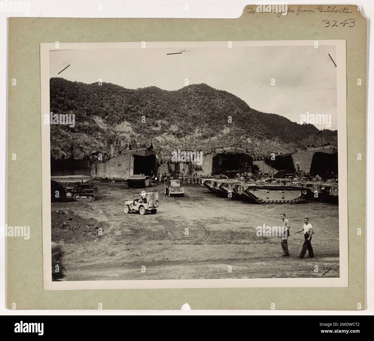 Photographie d'une base d'approvisionnement quelque part dans le Pacifique. Se préparer à lancer les JAP des Gilberts. Dans une base d'approvisionnement située quelque part dans le Pacifique, les SSTS de la Garde côtière reçoivent une division maritime et son équipement désigné pour l'invasion de l'atoll de Tarawa dans les îles Gilbert. En face, à droite, se trouvent les alligators utilisés pour cirer les récifs protégeant l'île de Bititu. Banque D'Images