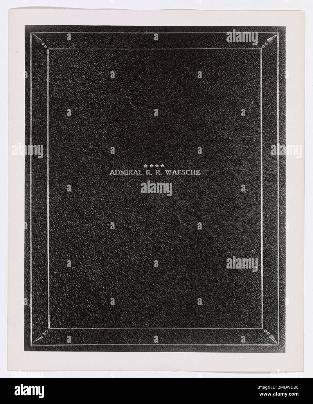 Une photographie montrant l'amiral R. R. Waesche de la Garde côtière américaine recevant un témoignage du commandant. L'image reconnaît le leadership et la contribution de Waesche aux opérations de la Garde côtière. Banque D'Images