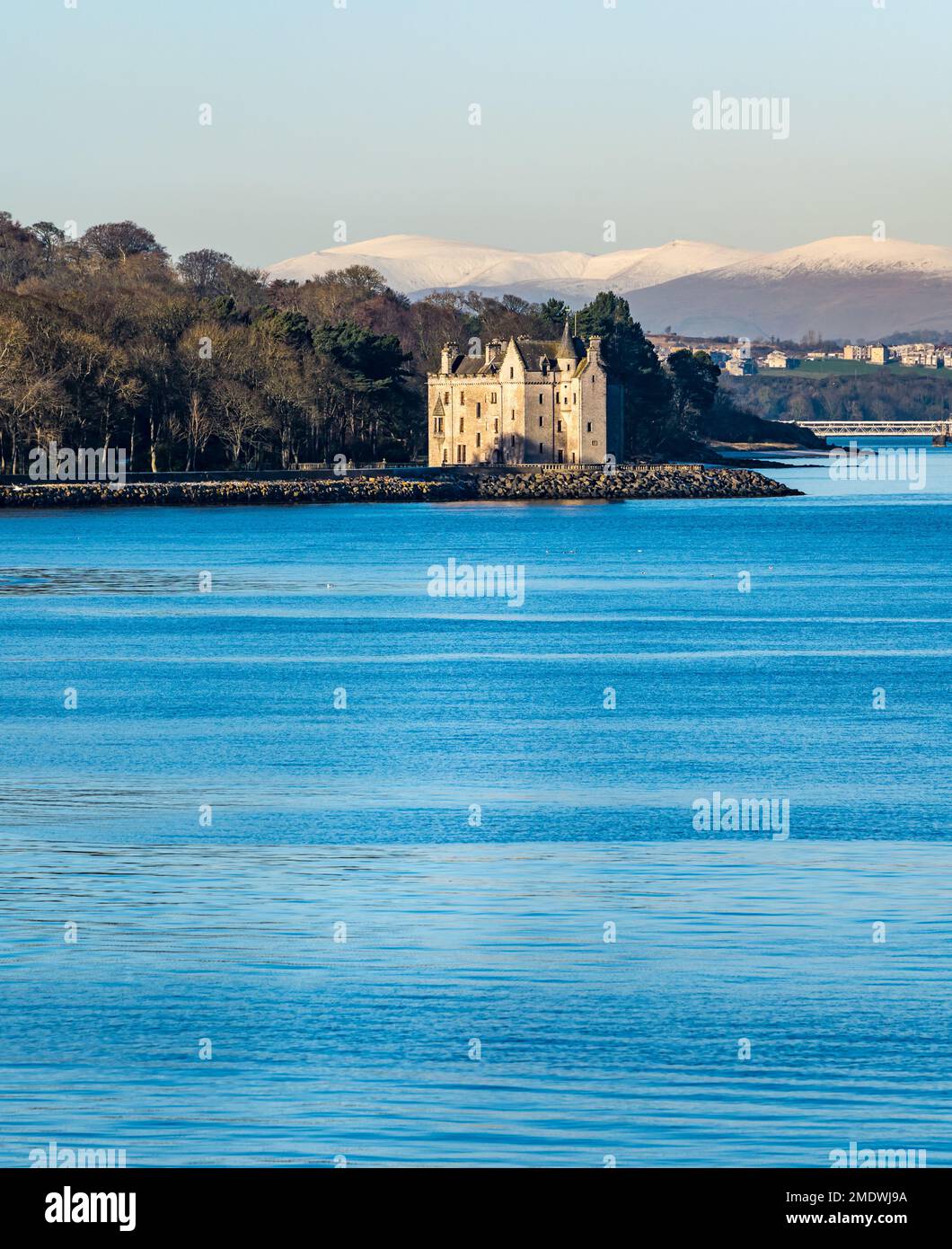Château de Barnbougle sur le domaine de Dalmeny, sur le rivage du Firth of Forth, lors d'une journée ensoleillée avec de la neige sur les collines d'Ochill, en Écosse, au Royaume-Uni Banque D'Images