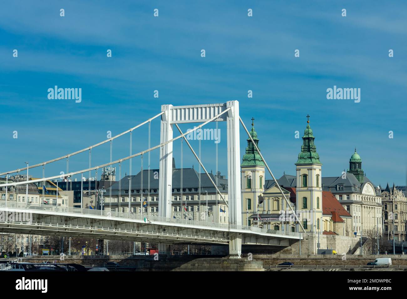 Erzsebet a caché le pont Elisabeth avec l'église Plebania à Budapest Hongrie . Banque D'Images