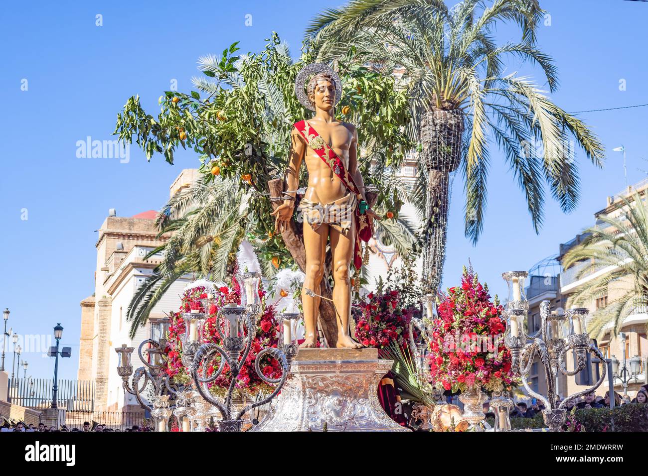 Huelva, Espagne - 22 janvier 2023: Trône ou plate-forme de l'odepa de Saint Sébastien (Saint Sébastien) en procession à travers les rues du c Banque D'Images