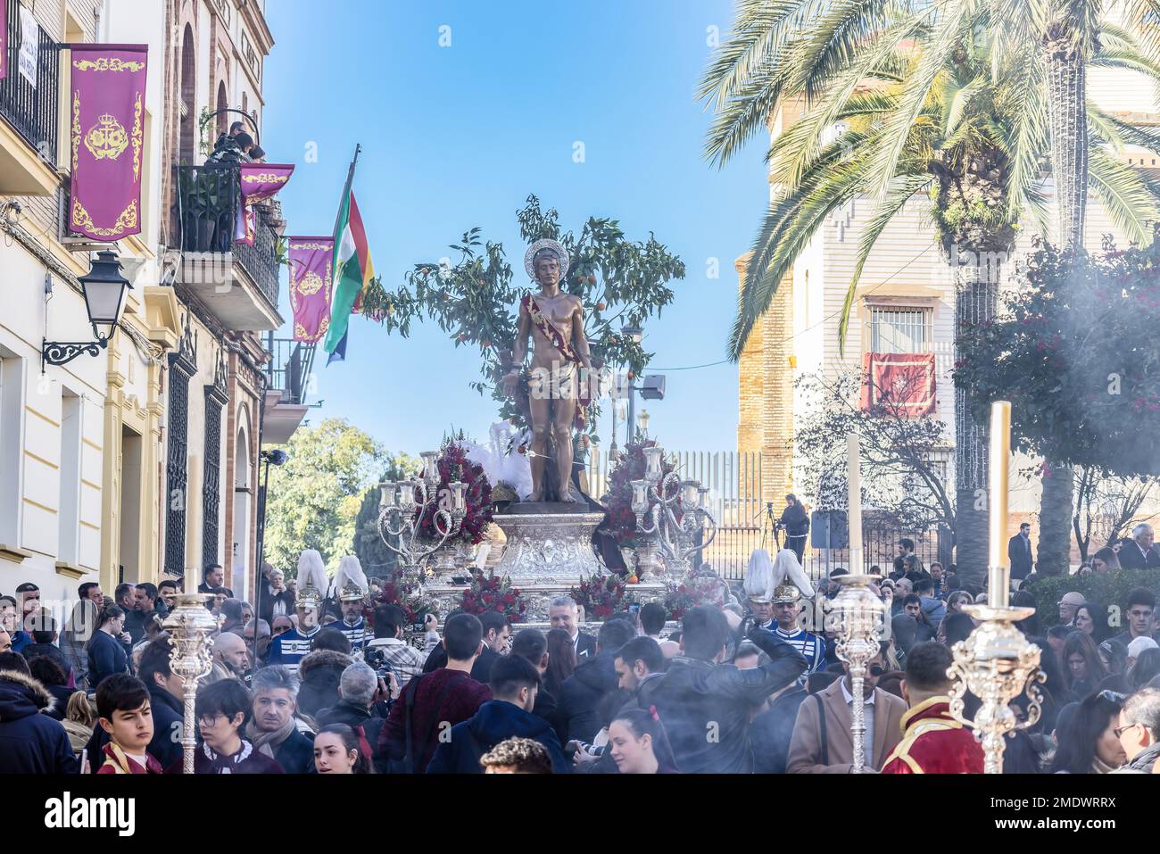 Huelva, Espagne - 22 janvier 2023: Trône ou plate-forme de l'odepa de Saint Sébastien (Saint Sébastien) en procession à travers les rues du c Banque D'Images