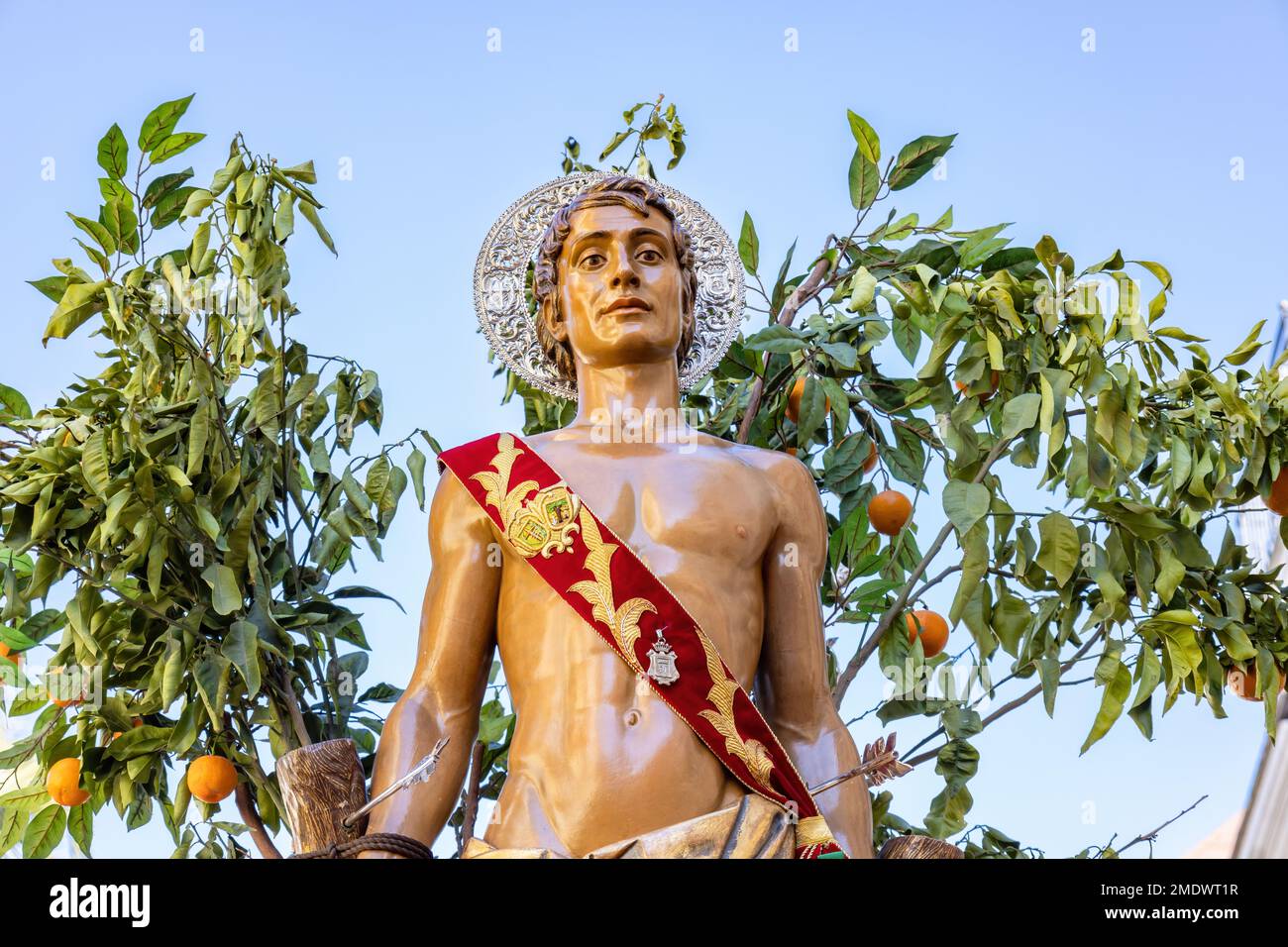 Détail du patron Saint-Sébastien (Saint-Sébastien) en procession à travers les rues de la ville de Huelva Banque D'Images
